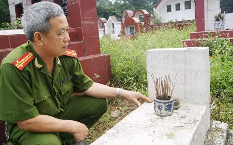 Đại tá Nguyễn Văn Hòa bên ngôi mộ vô danh. Đại tá Nguyễn Văn Hòa bên ngôi mộ vô danh.