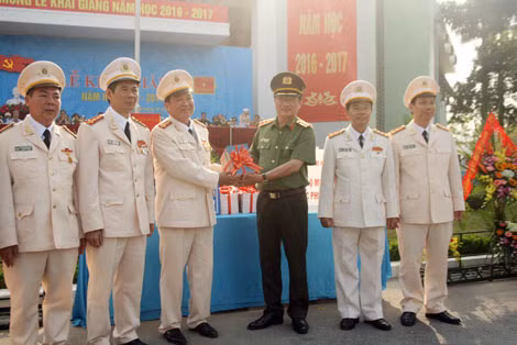 Thượng tướng Nguyễn Văn Thành tặng sách Ban giám hiệu nhà trường.
