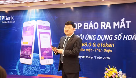Ông Nguyễn Hưng, Tổng giám đốc TPBank giới thiệu những tính năng của ứng dụng mới.