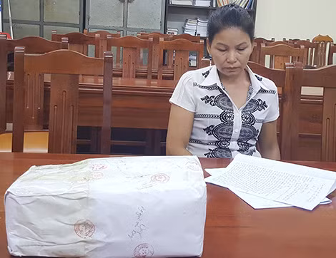 Đối tượng Nguyễn Thị Dung cùng tang vật.