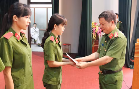 Đại tá Võ Hữu Canh, Hiệu trưởng nhà trường trao quyết định thăng cấp bậc hàm cho học viên.