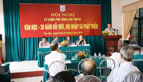 Nhà thơ Phạm Khải phát biểu tại Hội nghị lý luận phê bình lần thứ IV (Tam Đảo, tháng 6-2016). Ảnh: Hữu Đố.