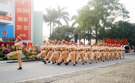 Học viên chuyên ngành Cảnh sát giao thông diễu binh qua lễ đài.