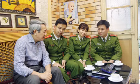 Công an phường Hàng Bài cùng trưởng số nhà trao đổi biện pháp giữ gìn trật tự khu phố. Công an phường Hàng Bài cùng trưởng số nhà trao đổi biện pháp giữ gìn trật tự khu phố.