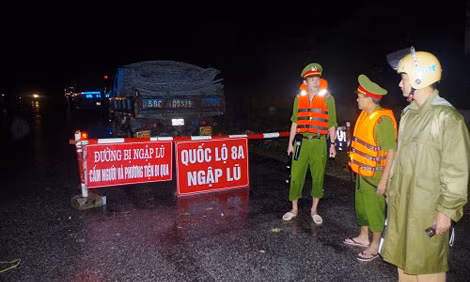 Lực lượng CSGT Công an tỉnh Hà Tĩnh phân luồng giao thông trong mưa lũ.