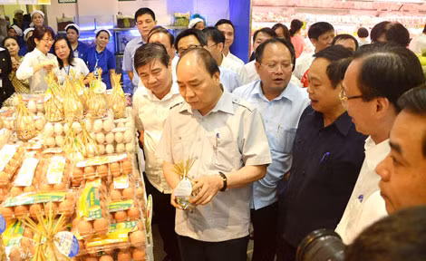 Thủ tướng Nguyễn Xuân Phúc đi thị sát tình hình an toàn thực phẩm tại TP Hồ Chí Minh.