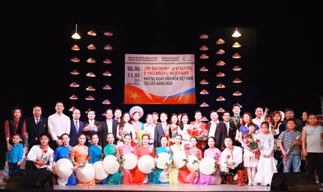 Bà con Kiều bào Volgograd chụp ảnh cùng các nghệ sĩ và đoàn.
