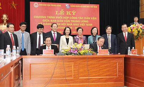 Nhà báo Thuận Hữu và đồng chí Thào Xuân Sùng ký Chương trình phối hợp trước sự chứng kiến của đồng chí Trương Thị Mai cùng đại diện hai bên.