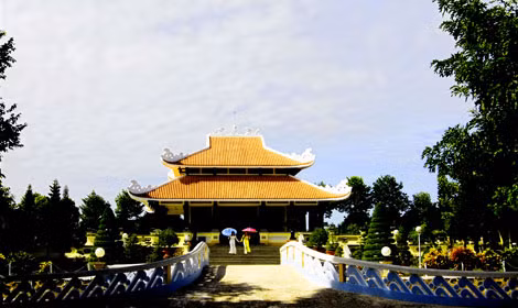 Đền thờ Bác Tôn trong Khu di tích Quốc gia Đặc biệt.