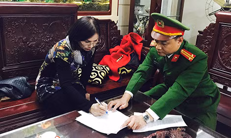 Bà Nga ký chấp hành lệnh bắt tạm giam.