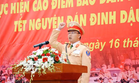 Đại diện cán bộ, chiến sĩ tham gia chiến dịch tuyên thệ tại Lễ ra quân thực hiện cao điểm.