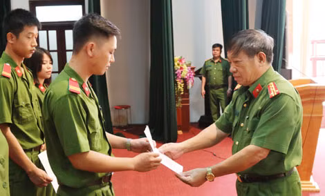 Đại tá Lê Văn Khuyến, Phó hiệu trưởng nhà trường trao quyết định thăng cấp bậc hàm cho học viên.