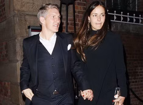 Schweinsteiger thoải mái tiếp Ivanovic ở khách sạn.