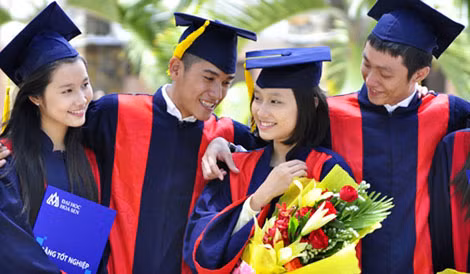 Sinh viên tốt nghiệp đại học.