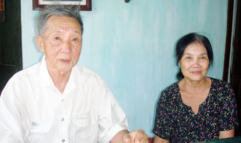 Nhà văn Nguyễn Trung Hiếu và vợ.