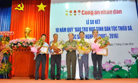 Đại tá Trần Kim Thẩm, Phó Tổng biên tập Báo CAND, Phó Chủ tịch Quỹ, tặng hoa tri ân các nhà hảo tâm có nhiều đóng góp cho Quỹ trong suốt 10 năm qua. (ảnh: Minh Đức)