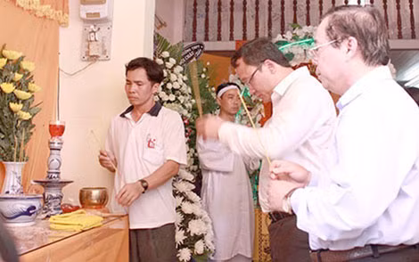 Phó Chủ tịch UB ATGT Quốc gia Khuất Việt Hùng và lãnh đạo tỉnh Bình Thuận thăm viếng, chia buồn với gia đình ba cô giáo bị nạn.