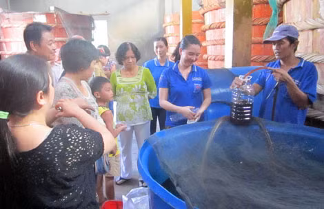 Nhiều doanh nghiệp chế biến nước mắm đã phản đối cách công bố của Vinastas (ảnh chỉ mang tính minh họa).