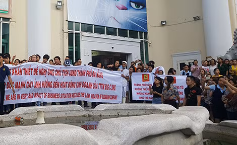 Chiều ngày 7-7, hàng trăm nhân viên, công nhân và tiểu thương tại Trung tâm thương mại Big C Đà Nẵng đã bức xúc “kêu cứu” lên chủ tịch UBND TP. Đà Nẵng giúp đỡ.