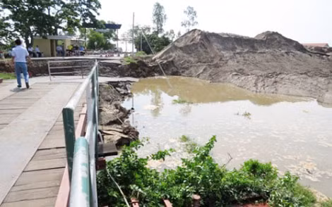 Bãi cát tập kết ở đầu cầu phao sông Hóa. Ảnh: Giang Chinh.