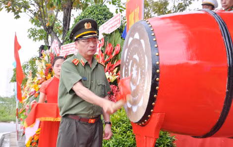 Thứ trưởng Nguyễn Văn Thành phát biểu chỉ đạo và đánh trống khai trường tại buổi lễ.