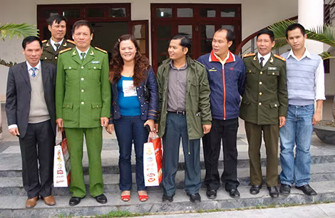Trung tá Nguyễn Thị Thái Thanh phối hợp với Báo CAND đưa đoàn phóng viên của Bộ An ninh nước bạn Lào đi thực tế tại Công an huyện Vĩnh Lộc, tỉnh Thanh Hóa.