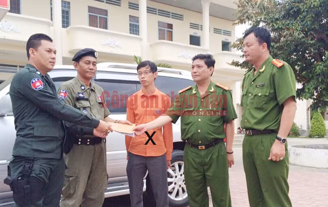 Đối tượng truy nã Chan Leang Hay mặc áo màu cam đứng giữa ảnh được Công an Việt Nam trao trả cho Cảnh sát Campuchia. Đối tượng truy nã Chan Leang Hay mặc áo màu cam đứng giữa ảnh được Công an Việt Nam trao trả cho Cảnh sát Campuchia.