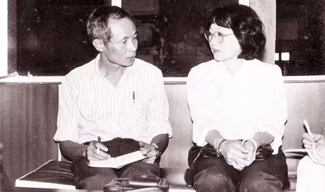 Nhà văn Triệu Bôn làm việc với một nữ nhà báo nước ngoài".
