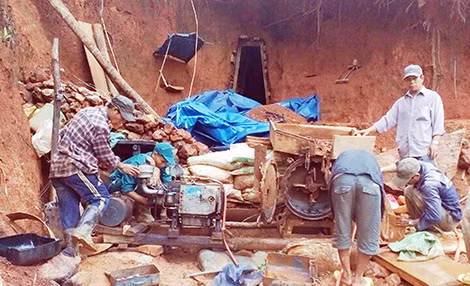 Một điểm khai thác vàng trái phép tại huyện Phước Sơn.