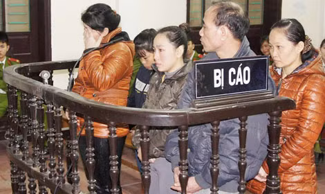 Tử tù Nguyễn Hoài Thu và chị em dâu của mình trong phiên tòa phúc thẩm.