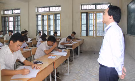 Bộ trưởng Phùng Xuân Nhạ thị sát phòng thi tại điểm thi 014, THPT Quang Minh (Mê Linh).