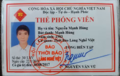 Thẻ phóng viên của Nguyễn Mạnh Hùng do Thời báo Làng Nghề Việt cấp. Thẻ phóng viên của Nguyễn Mạnh Hùng do Thời báo Làng Nghề Việt cấp.