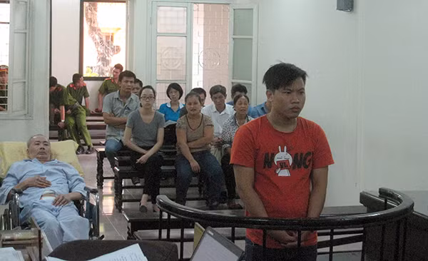 Bị cáo Hải (áo đỏ) và ông Thu (nằm) tại phiên xử.