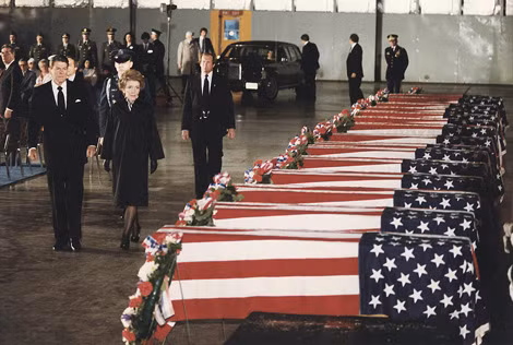 Tổng thống Ronald Reagan và phu nhân Nancy Reagan bên quan tài 17 người Mỹ bị giết chết trong vụ đánh bom sứ quán nước này ở Beirut năm 1983.