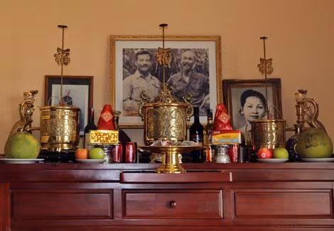 Bàn thờ gia đình anh Chính.