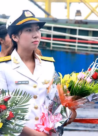 Nữ hải quân Việt Nam chào đón thủy thủ của Đội tàu Hải quân Liên bang Nga.