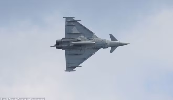 Tiên kích Typhoon của Không quân Hoàng gia Anh đã mở màn triển lãm năm nay. Typhoon được trang bị hai động cơ phản lực Eurojet EJ200 với lực đẩy thô 60 kN, lực đẩy có đốt sau 90 kN mỗi chiếc. Tốc độ tối đa 2.400 km/h, phạm vi hoạt động 2.900 km.