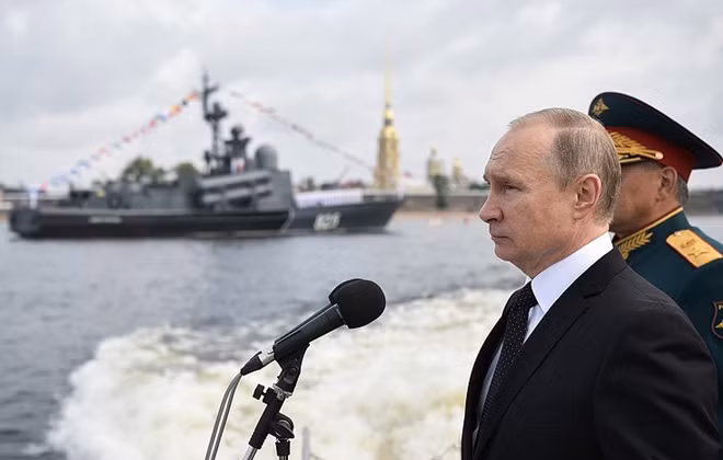 Tổng thống Putin chúc mừng và "ca ngợi" lực lượng Hải quân nước này trong công cuộc chống khủng bố quốc tế và bảo vệ quốc gia. Ảnh: TASS.