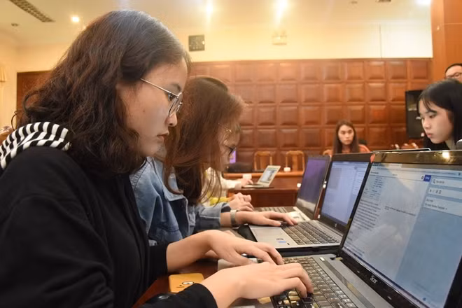 Các sinh viên nữ tích cực tham gia bổ sung nội dung về phụ nữ trên Wikipedia.