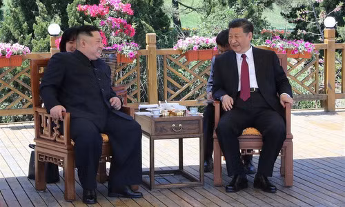 Nhà lãnh đạo Triều Tiên Kim Jong-un (trái) và Chủ tịch Trung Quốc Tập Cận Bình (phải). Ảnh: Reuters.
