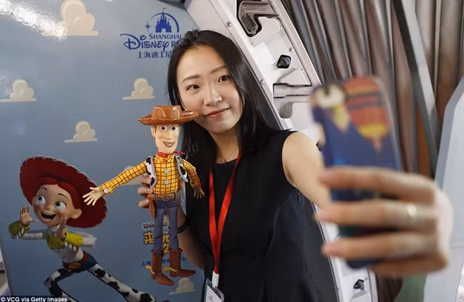 Một fan của Disney đang tự sướng cùng món quà từ chuyến bay đặc biệt.