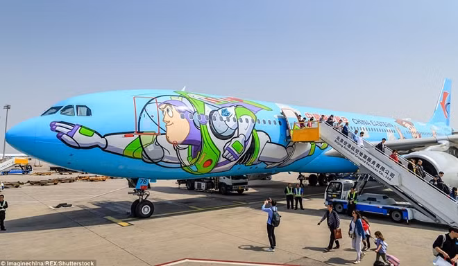 Thân máy bay được vẽ hình các nhân vật trong Toy Story là Buzz Lightyear và Woody.