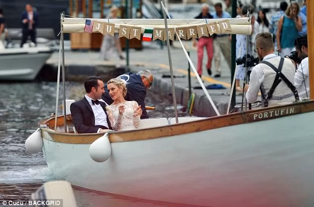 Matthew tiết lộ rằng, Angela là một cô gái có suy nghĩ chín chắn và thực tế nhưng tâm hồn cũng rất bay bổng. Vì vậy, anh đã quyết định tổ chức một đám cưới đậm chất Ý tại chính đất nước này để bày tỏ sự trân trọng với vợ của mình.