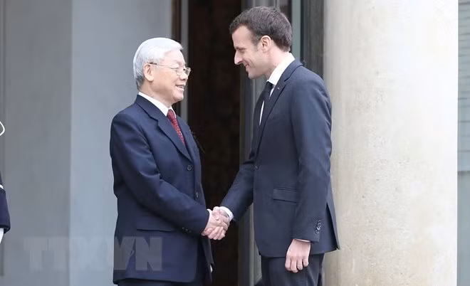 Tổng Bí thư Nguyễn Phú Trọng bắt tay Tổng thống Pháp Emmanuel Macron.