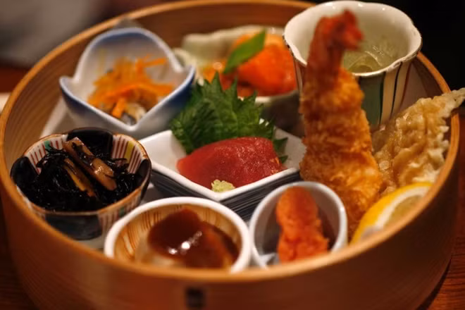 Trong tiếng Nhật, từ “washoku” được dùng để phân biệt món ăn Nhật với món ăn có ảnh hưởng từ nước ngoài (yoshoku).