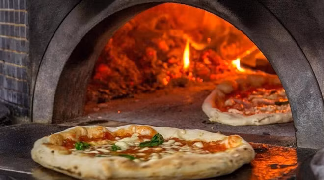 Một chiếc pizza truyền thống cần được nướng trong lò củi.