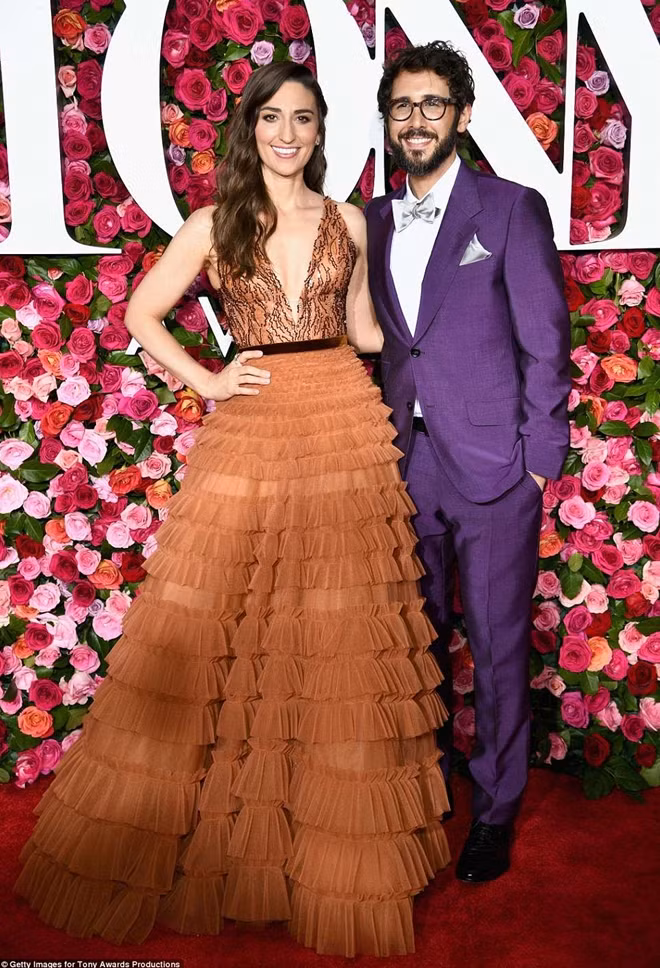 Sara Bareilles và Josh Groban được lựa chọn là người dẫn chương trình năm nay