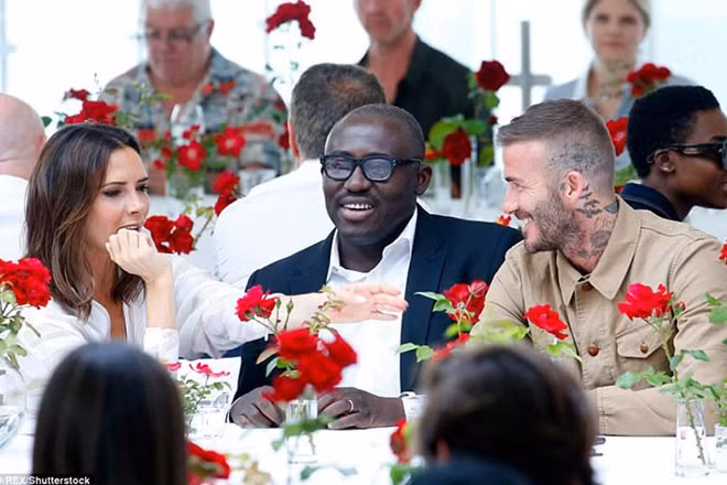 Trước đó vào ngày 10-6, David Beckham đã bay từ nước ngoài về để cùng vợ tham dự một show trình diễn thời trang.