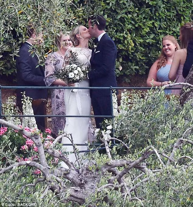 Dailymail đưa tin, anh chàng Matthew Lewis đã chính thức làm đám cưới với nữ diễn viên 28 tuổi Angela Jones tại Italia vào cuối tuần qua.
