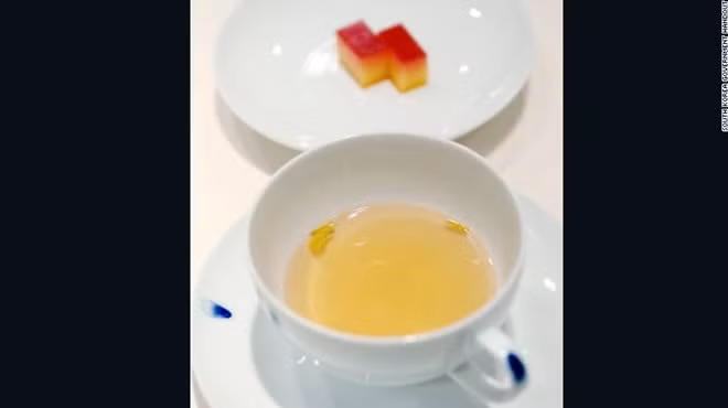 Thật khó để có thể tìm ra một kết thúc tuyệt vời hơn cho bữa tiệc chiêu đãi mà không có trà nấm thông nguồn gốc từ núi Baekdudaegan ở vùng cực Bắc Triều Tiên và bánh Hallabong, món đặc sản từ đảo Jeju, một trong những vùng cực Nam của Hàn Quốc. Các vị khách sẽ được cân bằng vị giác khi thương thức món tráng miệng cuối cùng này sau khi kết thúc các món ăn nhiều protein từ thịt và hải sản. Ngoài ra, Baekdudaegan và Jeju được coi là hai vùng đất mang ý nghĩa biểu tượng rất quan trọng. Dãy núi Baekdudaegan bắt đầu từ núi Paektu, nóc nhà tinh thần của người Hàn Quốc và được coi là nơi chôn rau, cắt rốn của người sáng lập ra vương quốc Triều Tiên đầu tiên. Trong khi đó, Jeju từ lâu là cái nôi sản sinh ra các nhà hoạt động dân chủ chống chế độ độc tài quân sự ở Hàn Quốc. Ngày nay, người ta còn biết tới Jeju danh xưng "Hòn đảo của hòa bình".